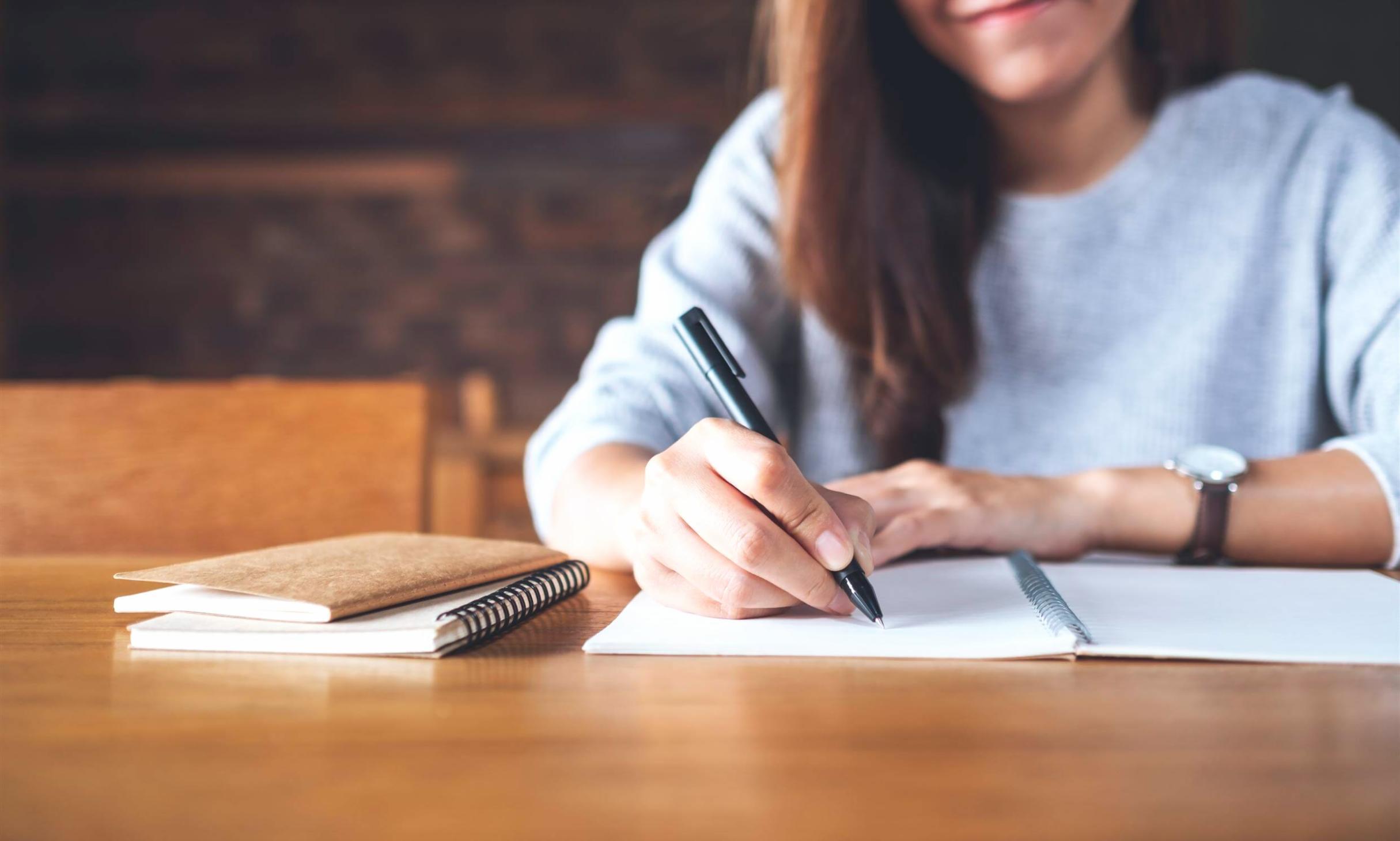 Teilnehmer analysieren gemeinsam Finanzberichte am Bildschirm