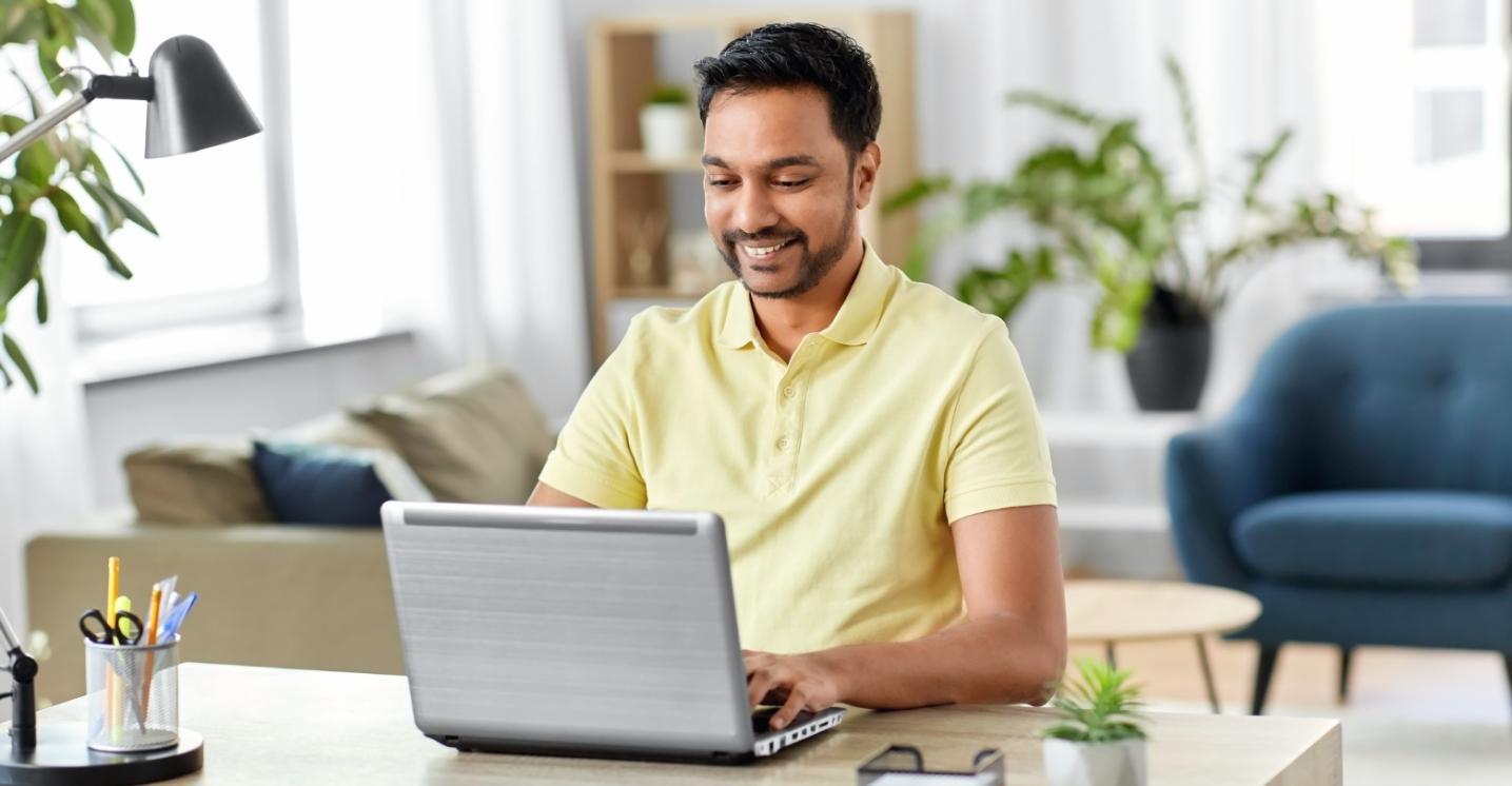 Moderne Lernumgebung für Finanzausbildung mit technischer Ausstattung