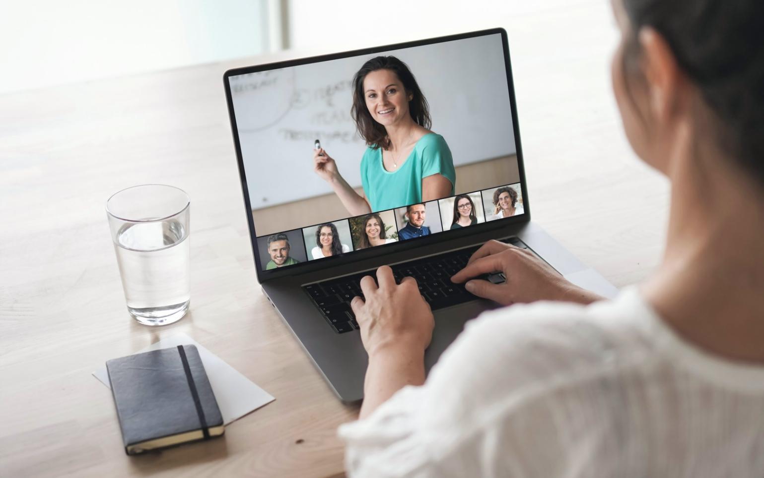 Teilnehmer bei der Gruppenarbeit an Finanzanalyse-Projekten