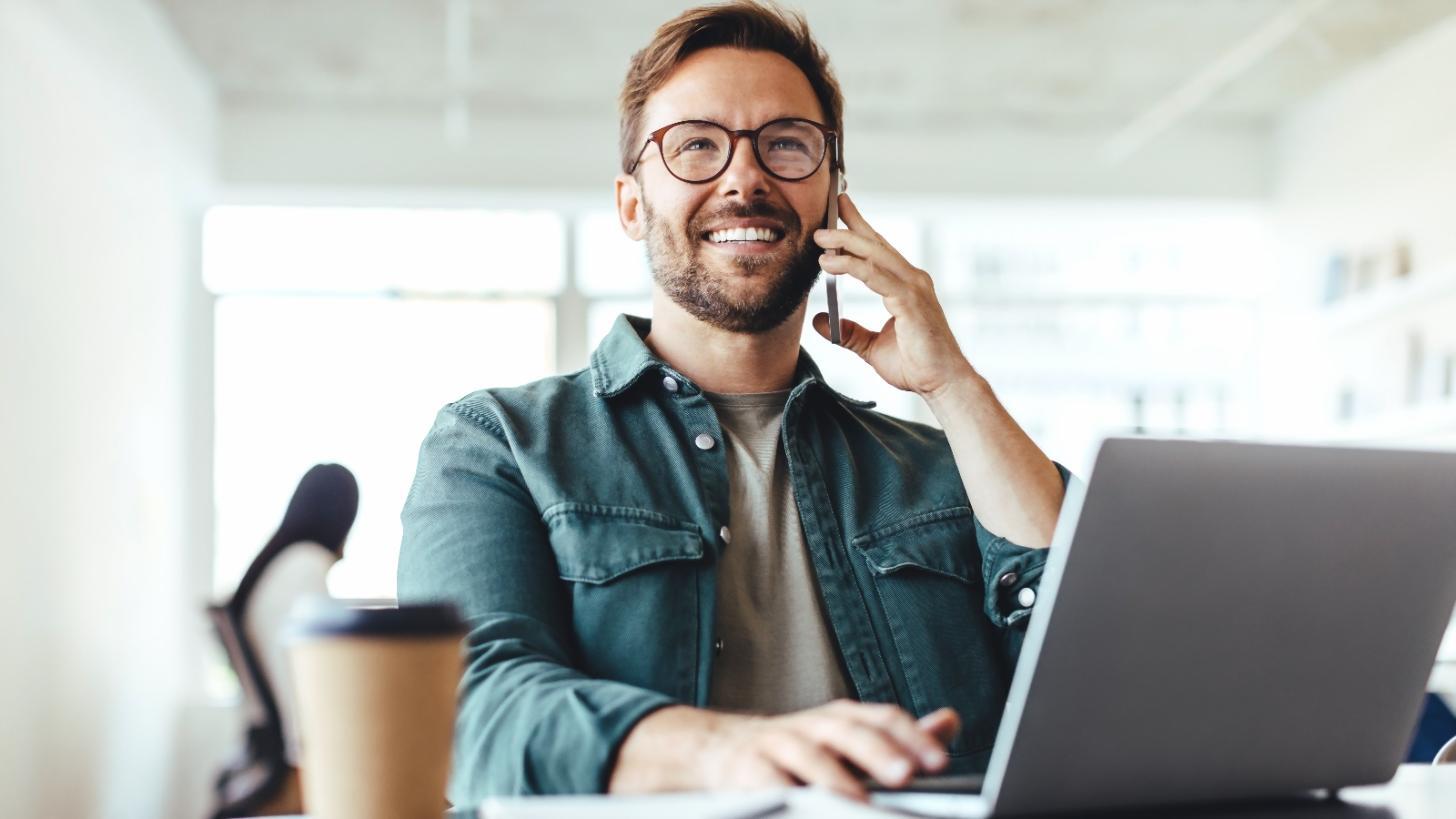 Teilnehmer präsentiert Finanzanalyse vor Gruppe