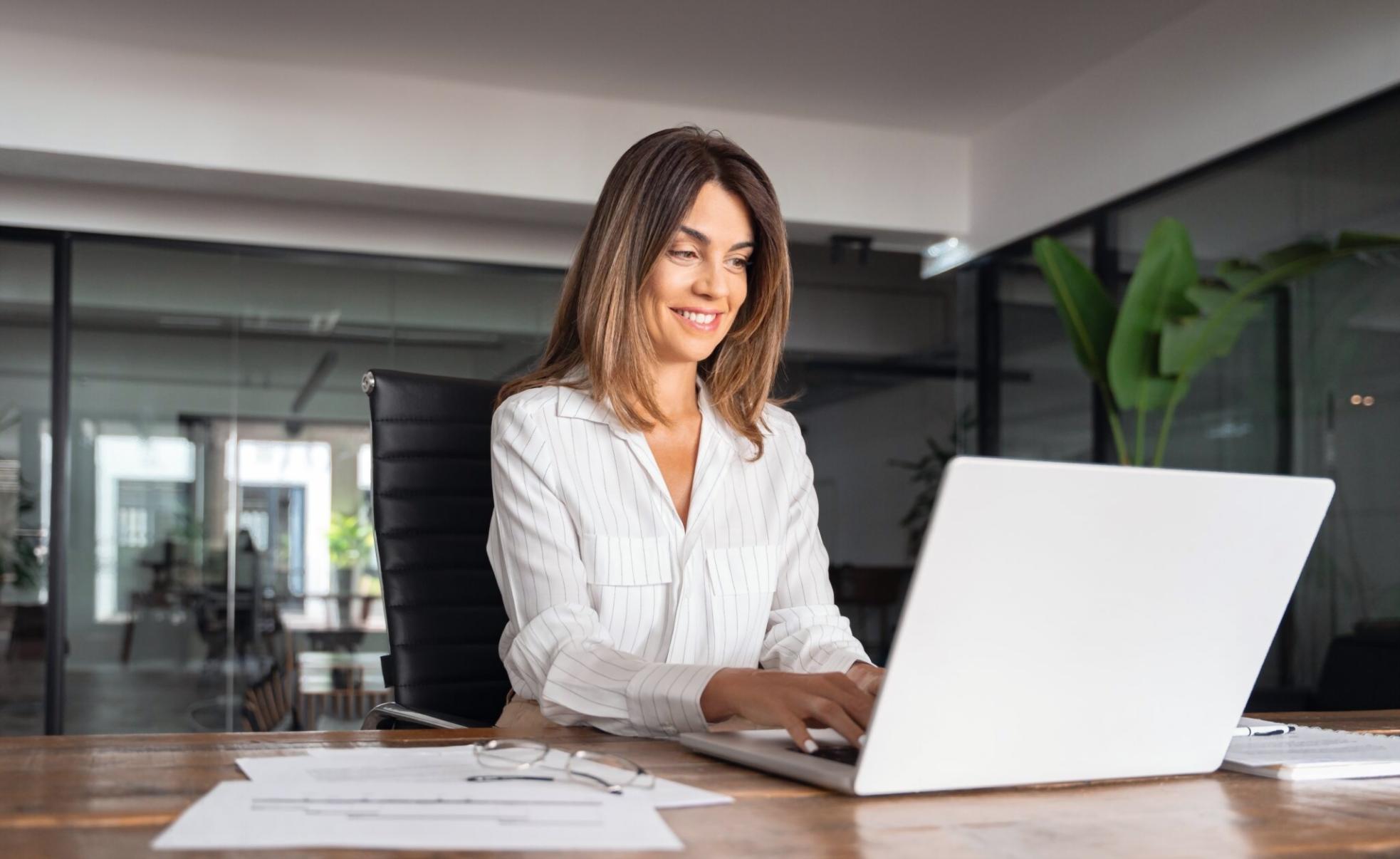 Modernes Büro mit Analysewerkzeugen und Dokumenten
